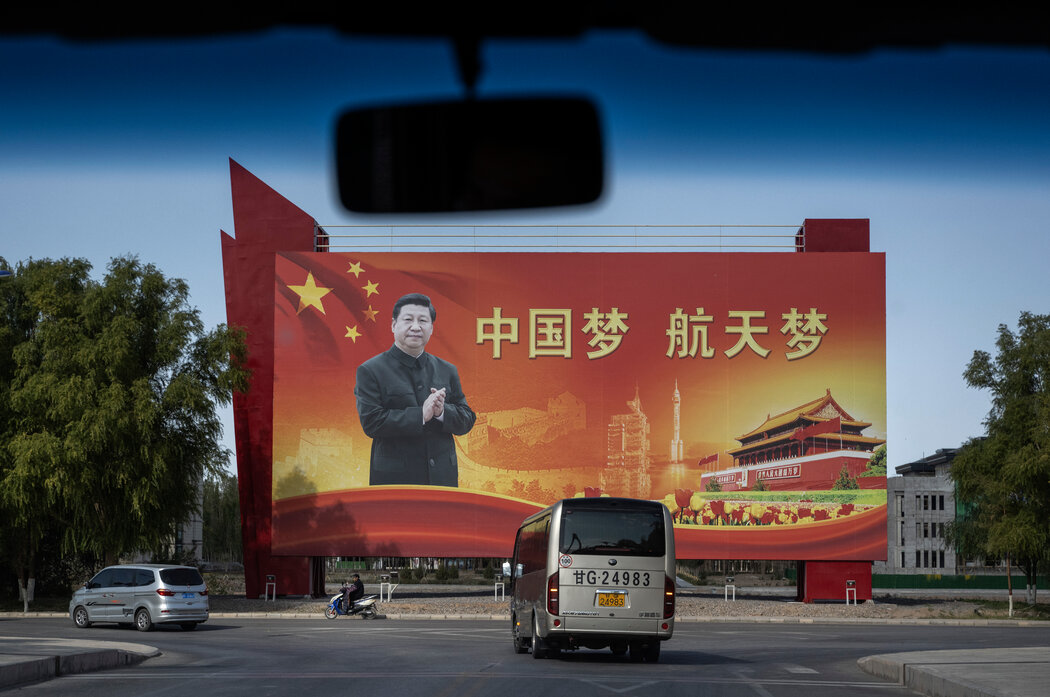 一辆载着记者的巴士前往中国酒泉卫星发射中心的发射前新闻发布会，摄于2021年。
