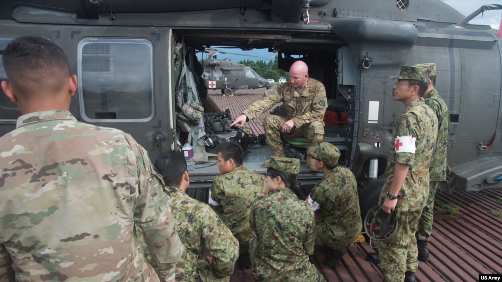 资料照片：美国和日本陆上自卫队士兵在日本富士营参加联合训练。（2017年9月13日）
