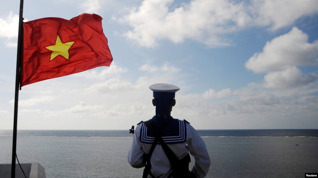 资料照片：2013年1月17日，一名越南海军士兵在南中国海的斯普拉特利群岛(越南称长沙群岛/中国称南沙群岛)的渔船礁岛站岗。（路透社照片）