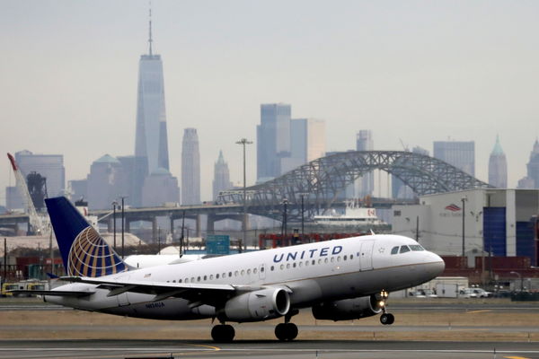 美联航客机紧急转降  乘客恶心胸痛22人受伤