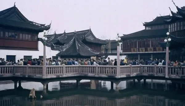 1980年中国珍贵老照片 图8是中国首位百万富翁