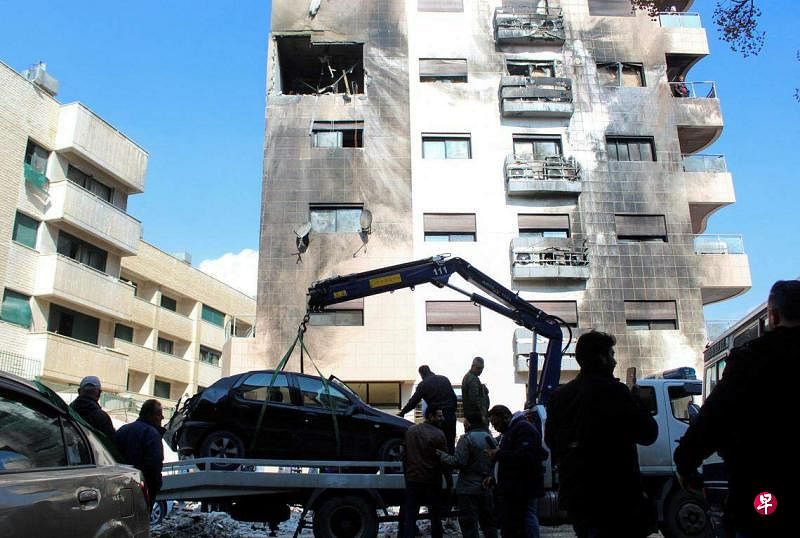 叙利亚媒体报道，以色列于2月空袭叙利亚首都大马士革与周边地区，有居民楼被导弹击中受损，一辆受损车辆被吊起。（路透社）
