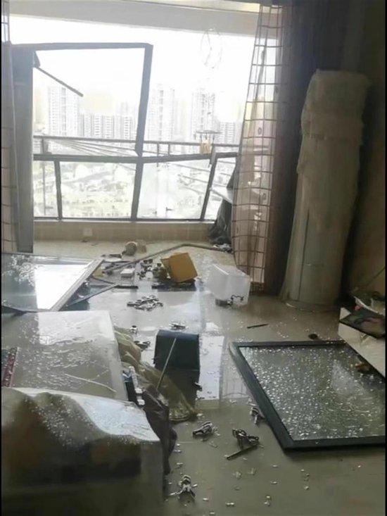  南昌有居民家中窗户被毁（受访者供图）