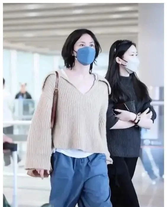 王菲李嫣母女同框现身机场，王菲状态超年轻