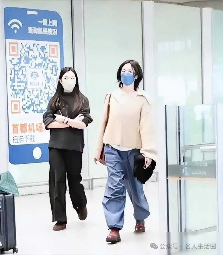 王菲李嫣母女同框现身机场，王菲状态超年轻