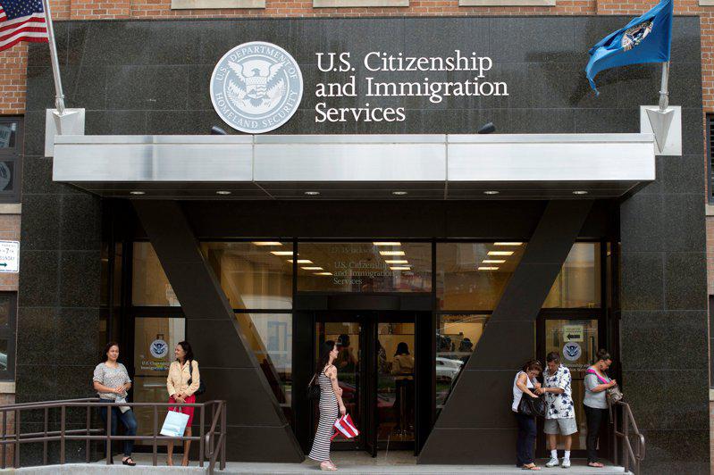 USCIS纽约办公室。 该局的申请工作签证及绿卡规费，从4月1日起双双大幅调涨。 （路透）