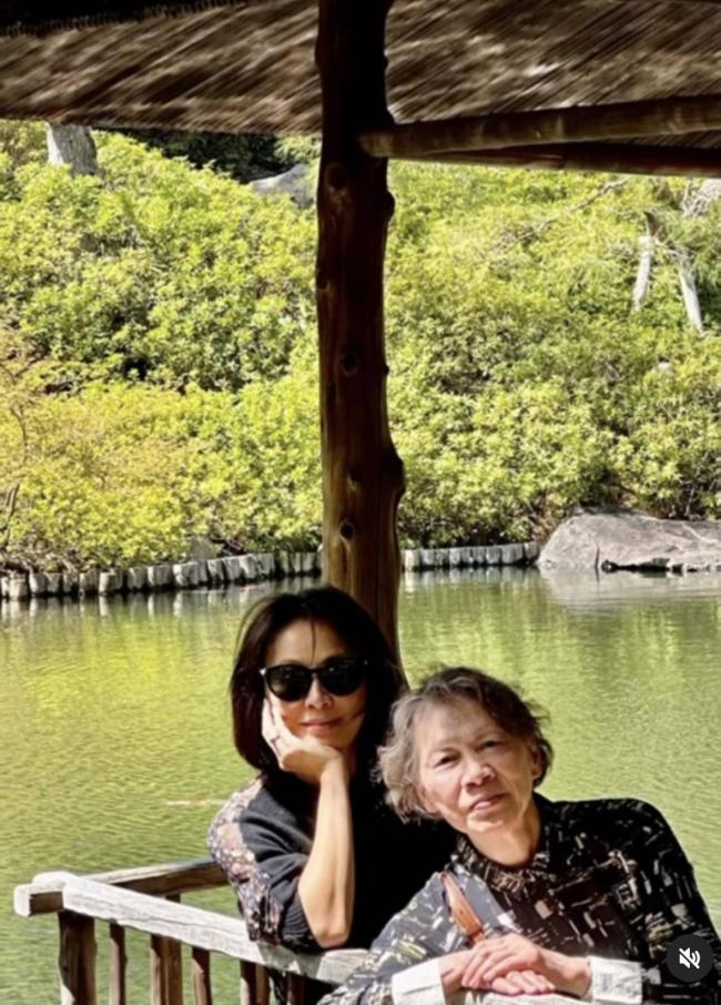 刘嘉玲带家人日本游，78岁刘妈妈素颜出镜