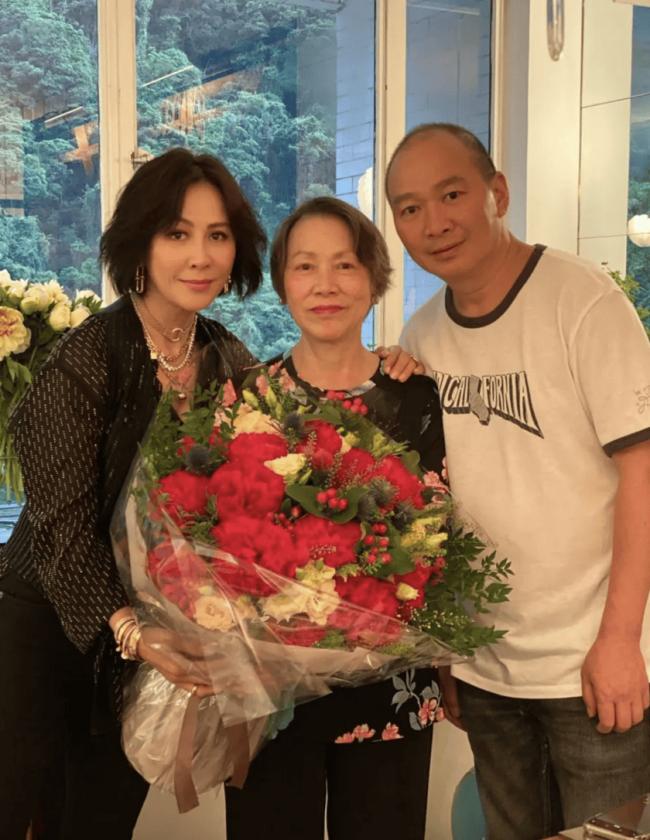 刘嘉玲带家人日本游，78岁刘妈妈素颜出镜