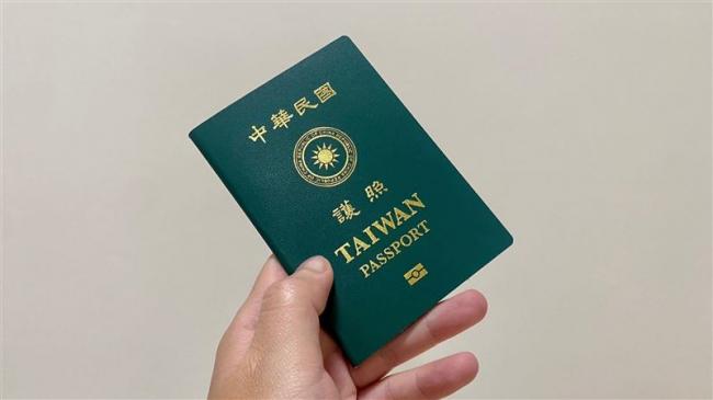 中国游客第一次看到台湾的护照   感觉是…