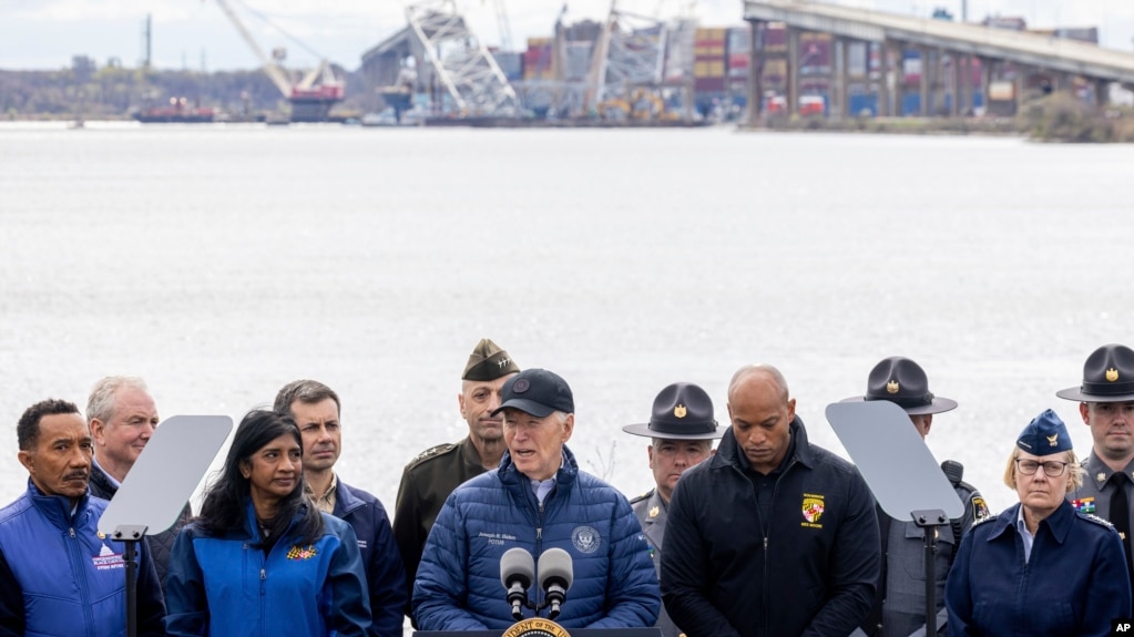 拜登总统访问马里州巴尔的摩，承诺支持被货轮撞毁的弗朗西斯·斯科特·基大桥。(2024年4月5日)