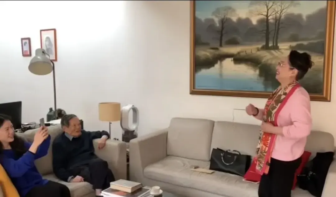 102岁杨振宁跟娇妻及岳母听剧，豪宅内景曝光