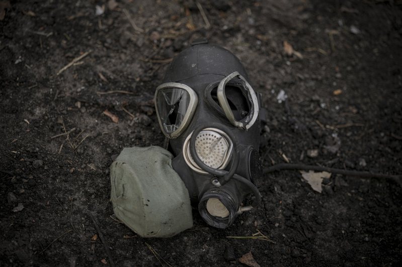 乌克兰士兵指控俄罗斯违反联合国《禁止化学武器公约》，「几乎每天」以小型无人机投掷CS催泪型毒气手榴弹。 图为2022年3月于基辅郊外，乌军攻克俄军阵地发现的防毒面具。 美联社