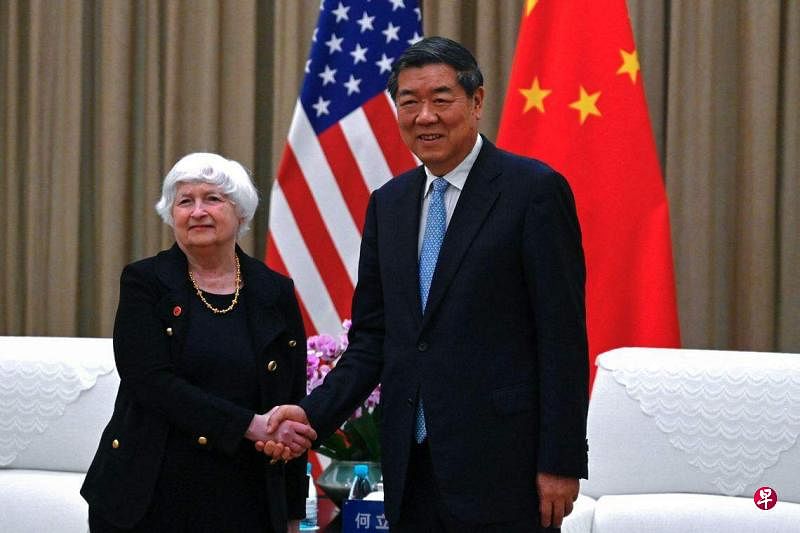 美国财长耶伦（左）星期六（4月6日）在广州珠岛宾馆与中国副总理何立峰会谈。（法新社）