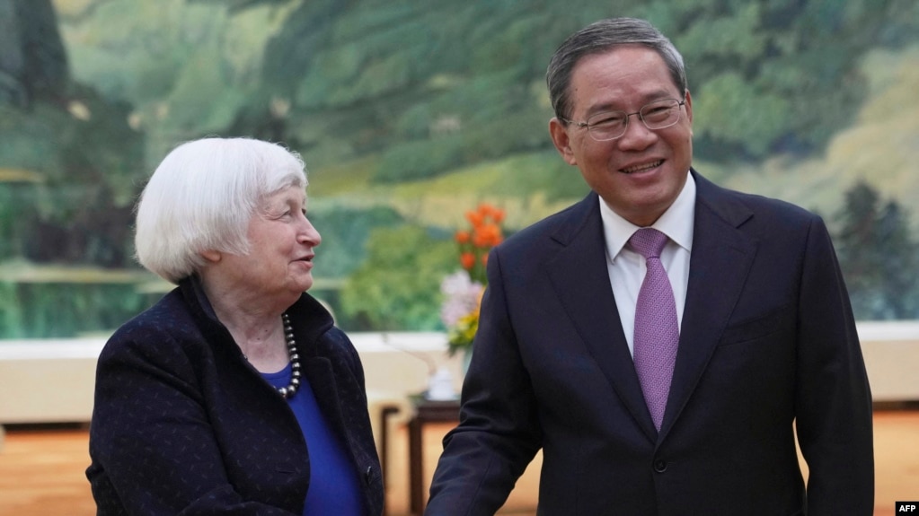 2024年4月7日，美国财政部长珍妮特·耶伦在北京人民大会堂与中国总理李强握手。