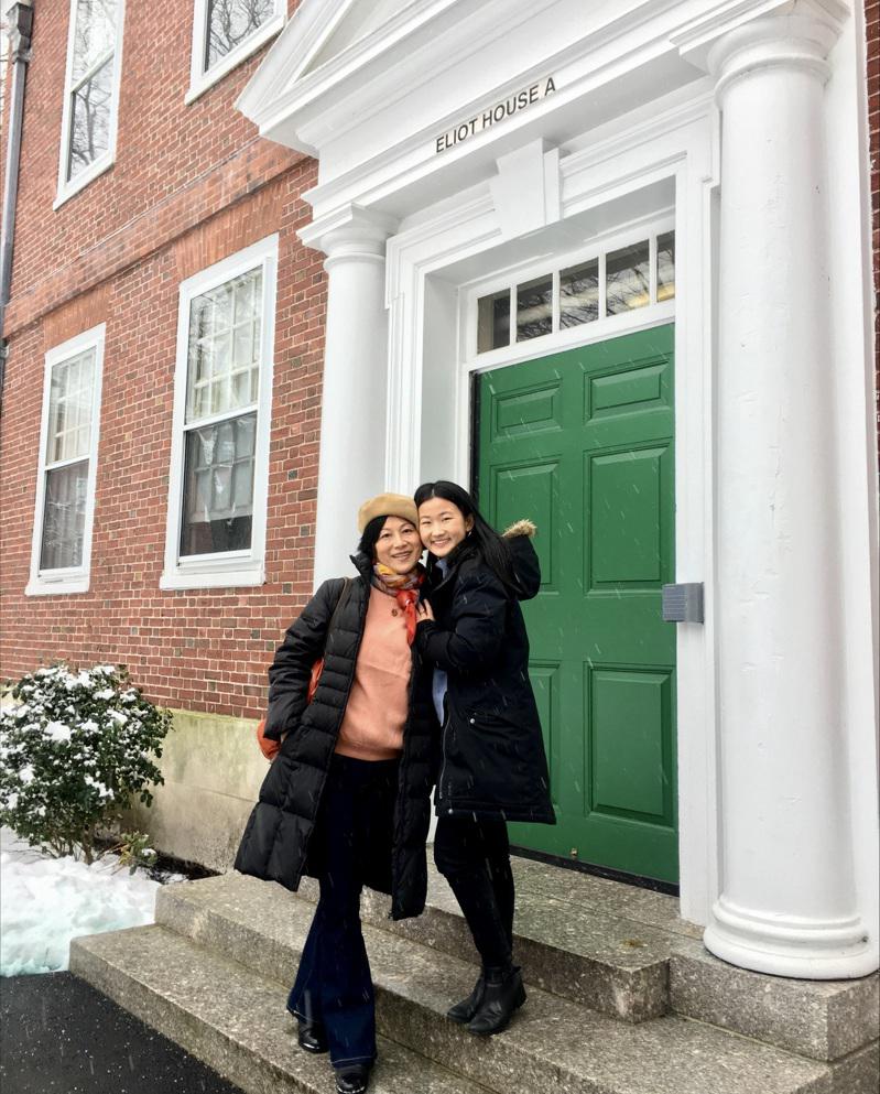 2019 年 3 月潘思玮和母亲徐晓明参加哈佛大三学生家长周末活动在宿舍前留影。...