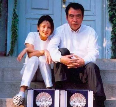 20多年前陈红在陈凯歌家拍照 她这样躺在沙发上