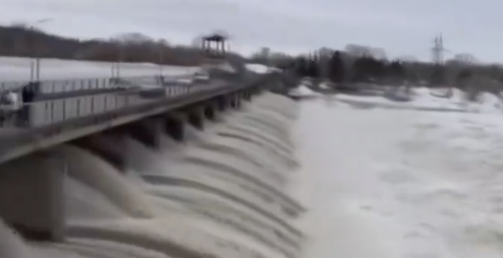 俄羅斯和哈薩克近日因融雪和大壩決堤遭遇至少 70 年來最嚴重洪災。   翻攝自 央視新聞影片截圖