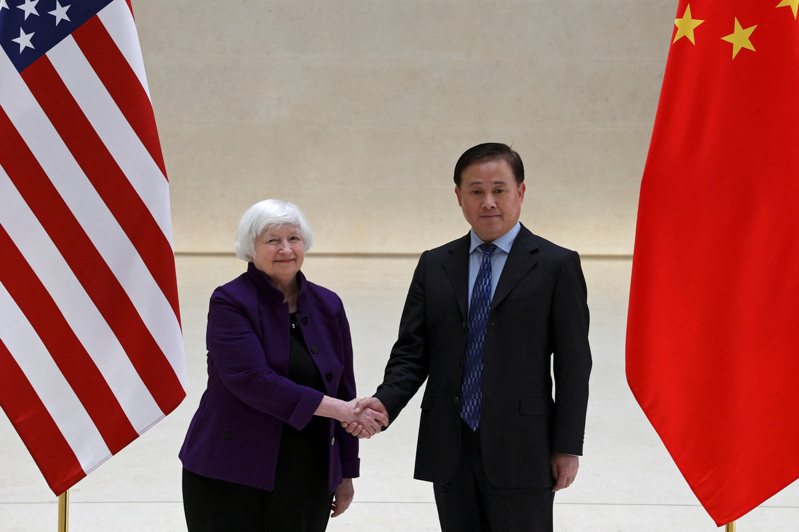 美国财政部长耶伦和中国人民银行行长潘功胜在北京举行会议前握手。 （路透）