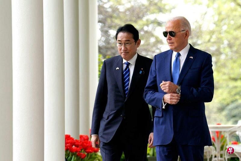 美国总统拜登（右）星期三（4月10日）在白宫同日本首相岸田文雄会晤。（彭博社）