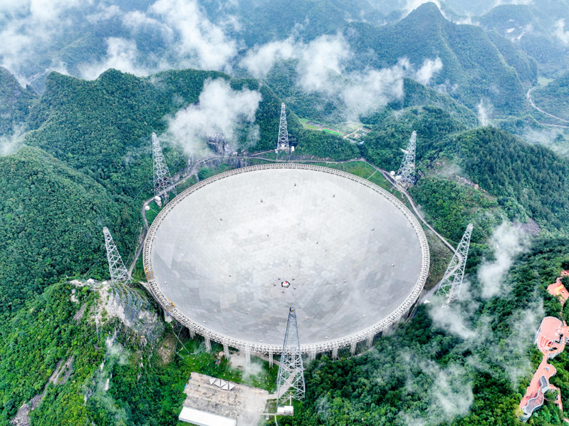 中国科学院国家天文台团队利用中国天眼的数据，提出了一种全新分析架构，揭示快速电波爆发具有高度的随机性。 图为位于中国贵州黔南布依族苗族自治州深山里的500米口径球面射电望远镜。 （新华社）