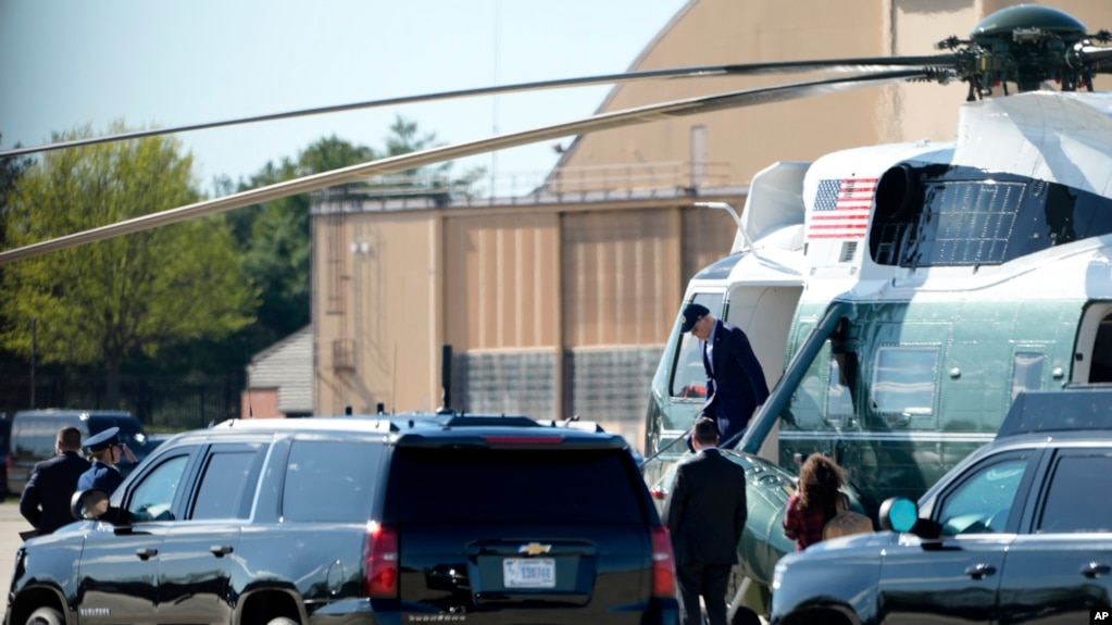 美国总统拜登乘坐直升机抵达安德鲁斯空军基地。（2024年4月13日）