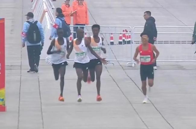 3名黑人护航，中国夺冠…北京马拉松赛戏太假