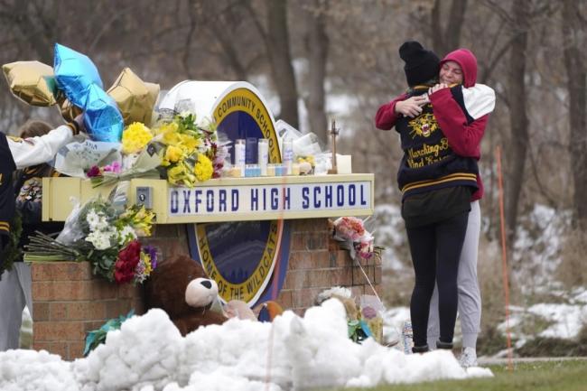 残忍枪杀4同学，密歇根枪击案凶手父母获刑10+年