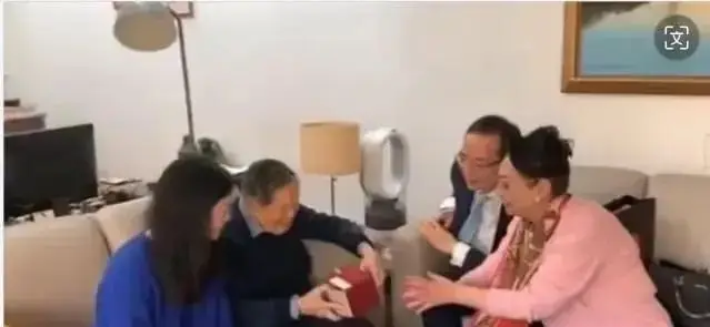 杨振宁翁帆庆祝结婚20年 差54岁恋情饱受质疑