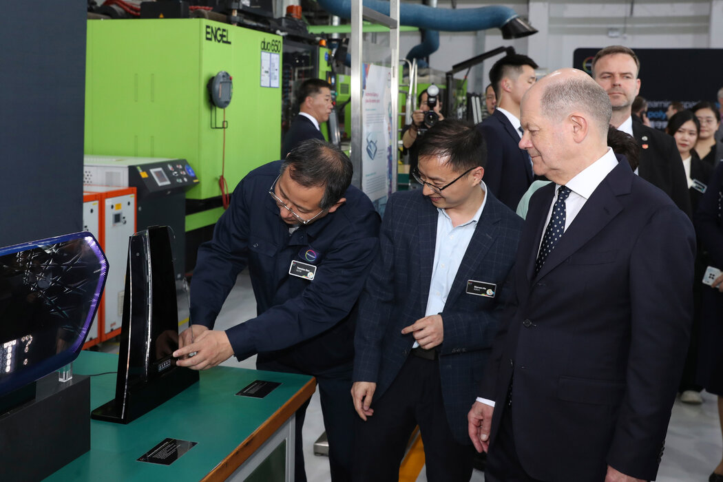 周一，德国总理肖尔茨（右）参观了德国科思创公司在上海的一个创新中心。