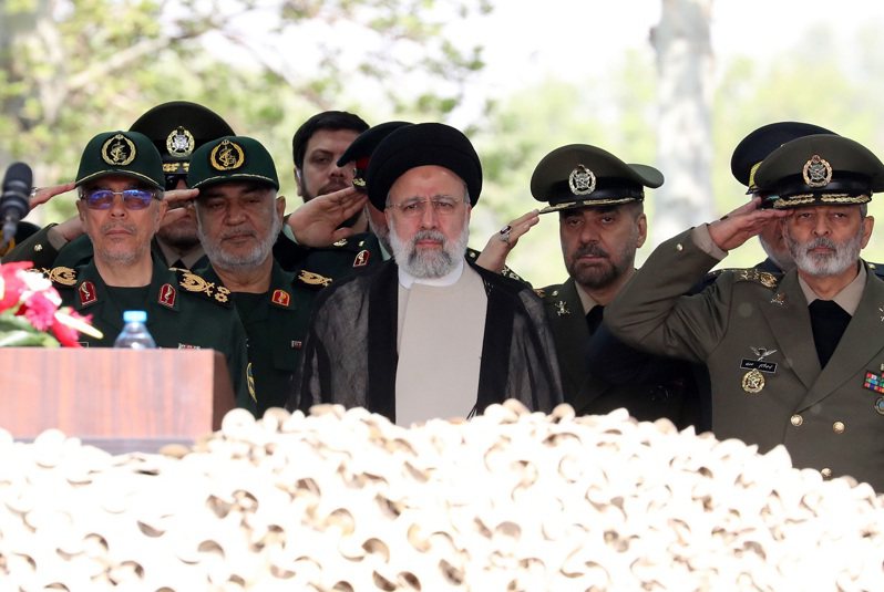 伊朗總統萊希（中）17日在伊朗伊斯蘭革命衛隊與陸軍將領簇擁下，於年度建軍節典禮期間抵達德黑蘭的軍事基地。歐新社
