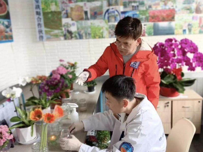 「太空育种鲜花」团队推出「延丹1号」球茎，大受市场欢迎。 （图/取自澎湃新闻）