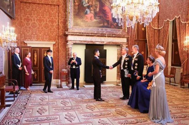 西班牙王后赴荷兰国宴，坐着和宾客握手惹关注