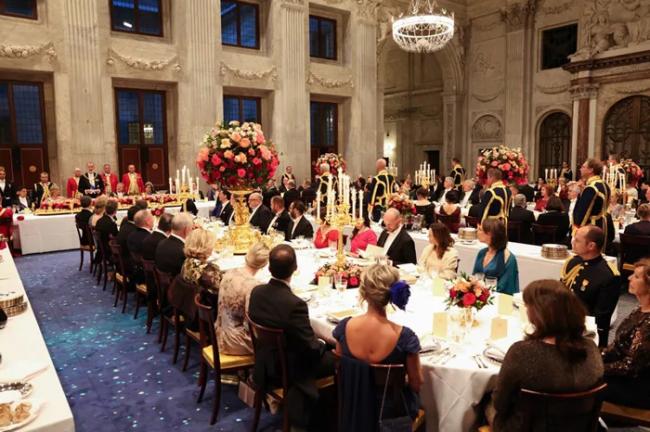 西班牙王后赴荷兰国宴，坐着和宾客握手惹关注