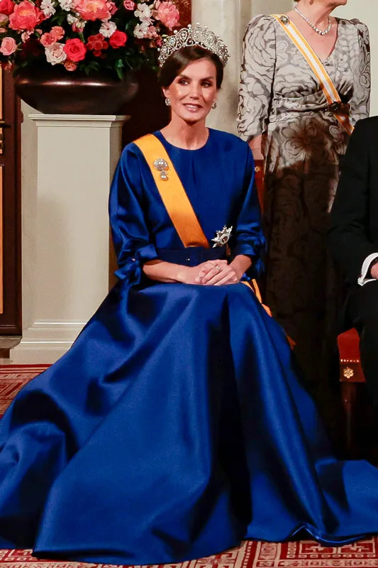 西班牙王后赴荷蘭國宴，坐著和賓客握手惹關注