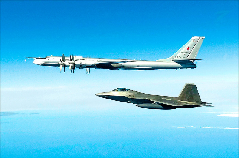 俄羅斯外交部機密文件顯示，俄國擬定計畫利用烏克蘭戰爭削弱西方，拉近與中國、伊朗和北韓關係，以圖轉變當前全球勢力平衡，擺脫美國主導的全球秩序。圖為可搭載核彈頭的俄國Tu-95長途轟炸機，闖入美國阿拉斯加州和加拿大的防空識別區，美軍出動F-22隱匿戰機攔截。  （美聯社檔案照）