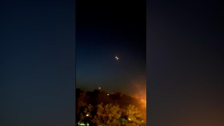 伊朗中部城市伊斯法罕上空稍早出現爆炸火光。取自CNN