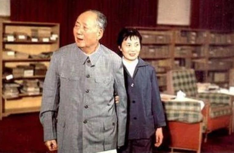 毛泽东（左）和张玉凤。 （取材自红歌会网）
