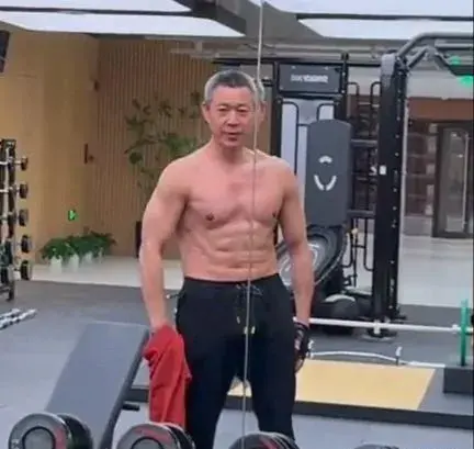张丰毅健身画面曝光 68岁头发花白 肌肉发达