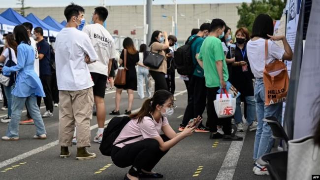 中国青年开始“回乡就业”，难与更难之间…
