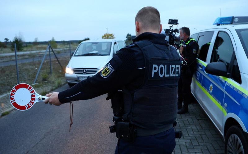 德国检警近日查缉人口走私集团，发现上百名中国人非法购买德国居留证。图为德国警方在边境执法。(路透数据照片)