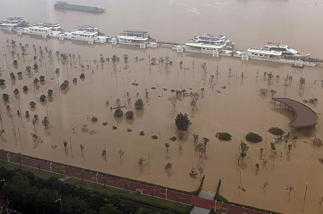 中国广东一半泡在水里 至少4死10失踪