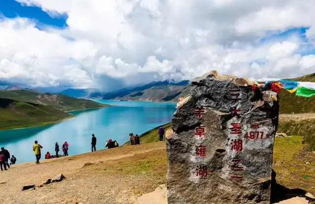 西藏这一不起眼的湖中 生活着上亿斤的鱼
