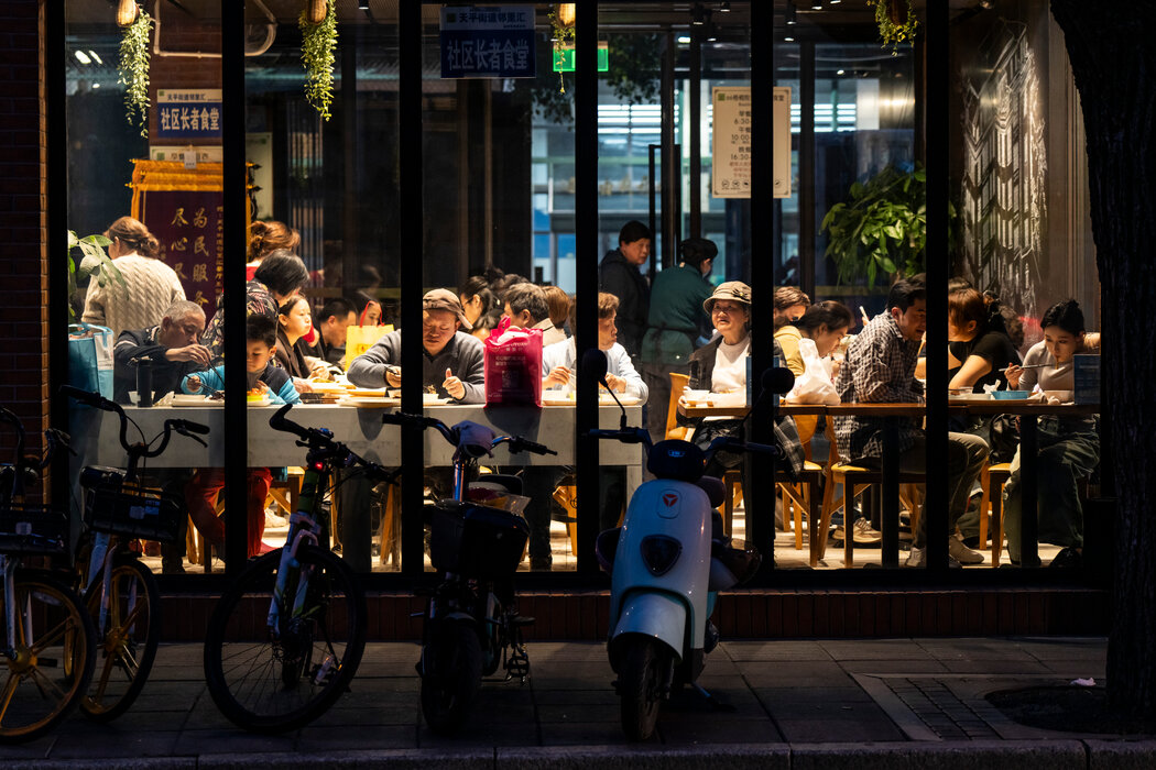 晚餐时间，上海徐汇区天平街道社区食堂。这些食堂由私人经营，但得到中共的补贴。