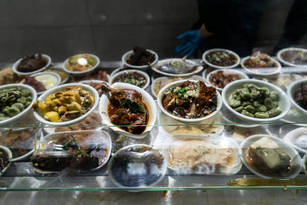 有数十种不同的菜肴可供选择，包括油焖鸭和炒蚕豆，便宜的只需十块钱。