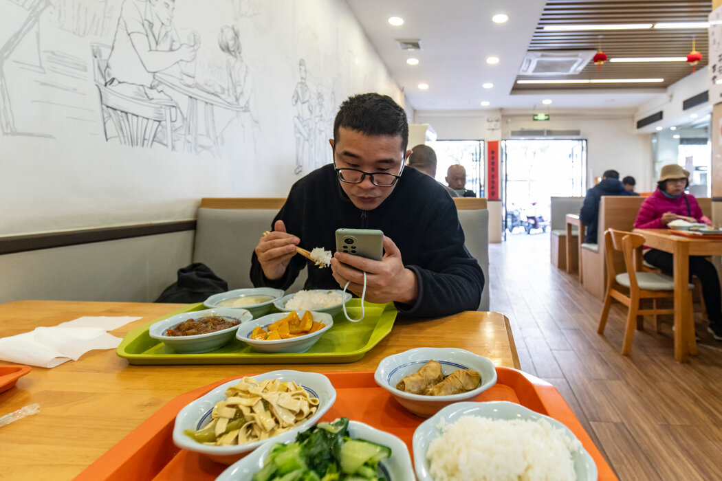 更多的年轻专业人士为了省钱已开始去食堂吃饭，他们这样做是出于对中国经济前景的不安。
