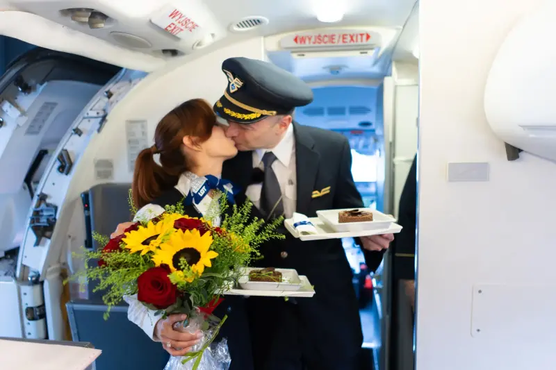 机长用飞机广播向女友求婚  当场浪漫拥吻