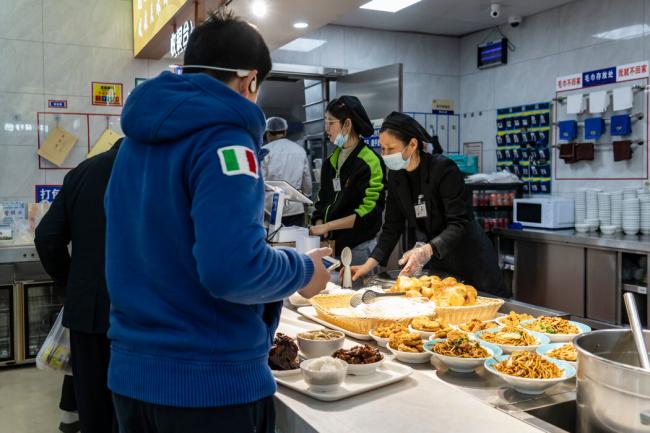纽约时报：为何上海年轻人开始流行吃食堂