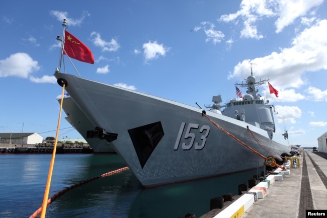 资料照：中国解放军海军驱逐舰西安号停靠在美国珍珠港希卡姆联合基地，准备参加在夏威夷举行的环太平洋军演。（2016年7月8日）