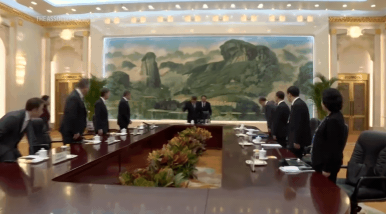 中國國家主席習近平與美國國務卿布林肯2024年4月同樣於北京人民大會堂福建廳會面、展開對話。（截取自美聯社YouTube）