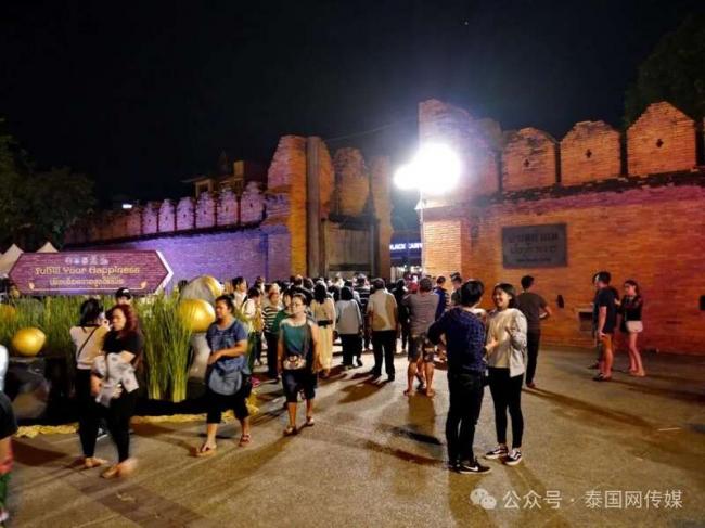 中国游客清迈“抢椅子” 引众怒